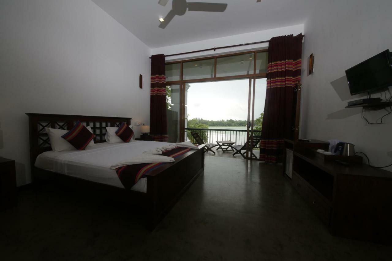 Diya Dahara Lake Resort Yala Exteriér fotografie