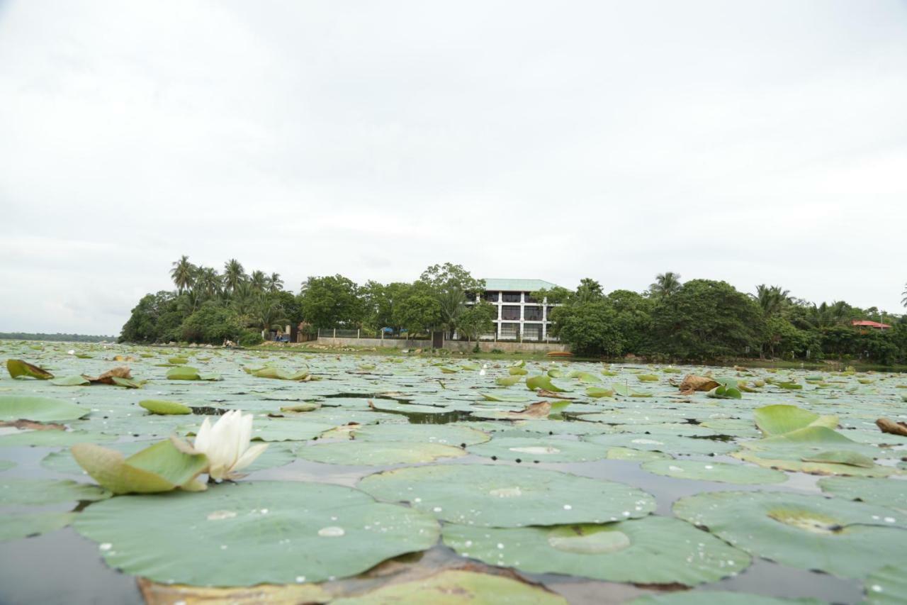Diya Dahara Lake Resort Yala Exteriér fotografie